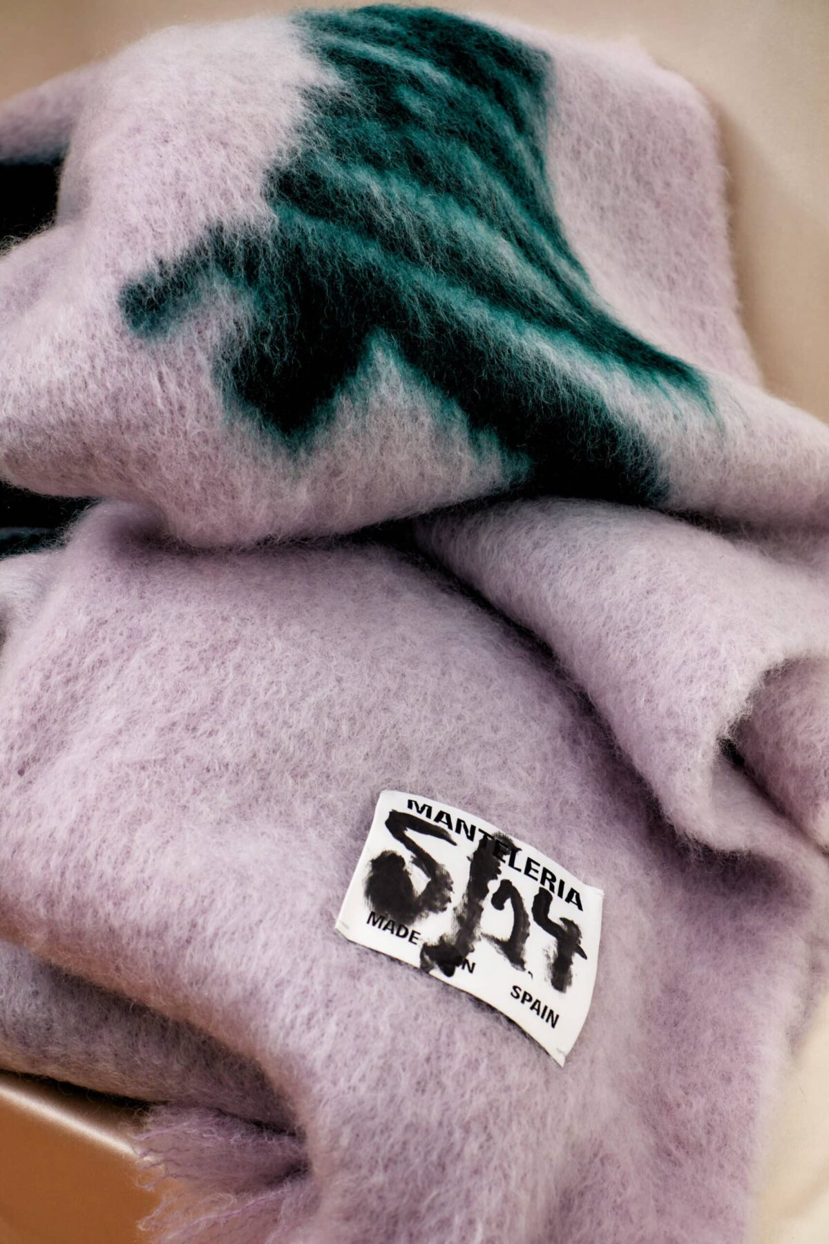 melted logo blanket mauve deep green mantelería