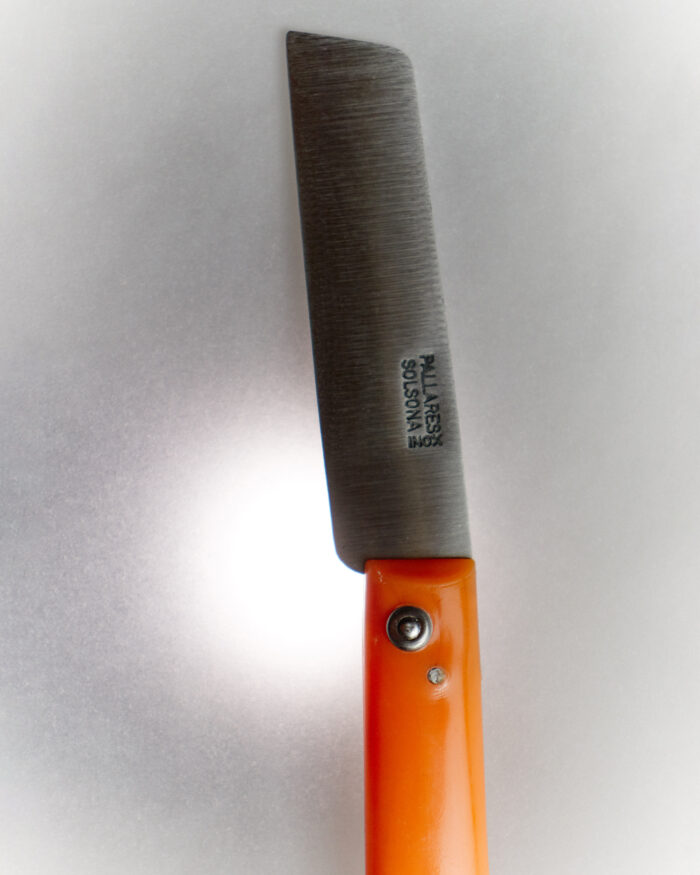 orange pocket knife pallares muy frágilv