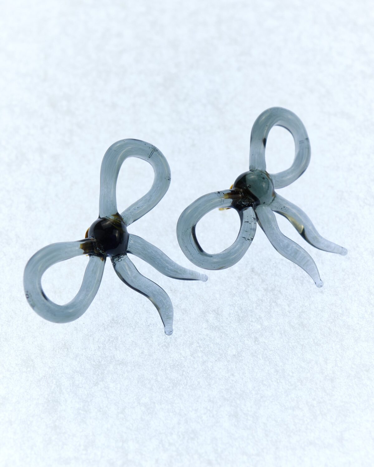 glass bow earrings dark grey levens