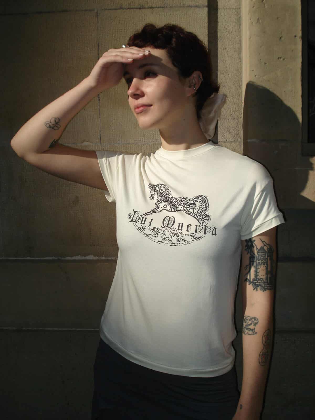 logo t-shirt luz muerta