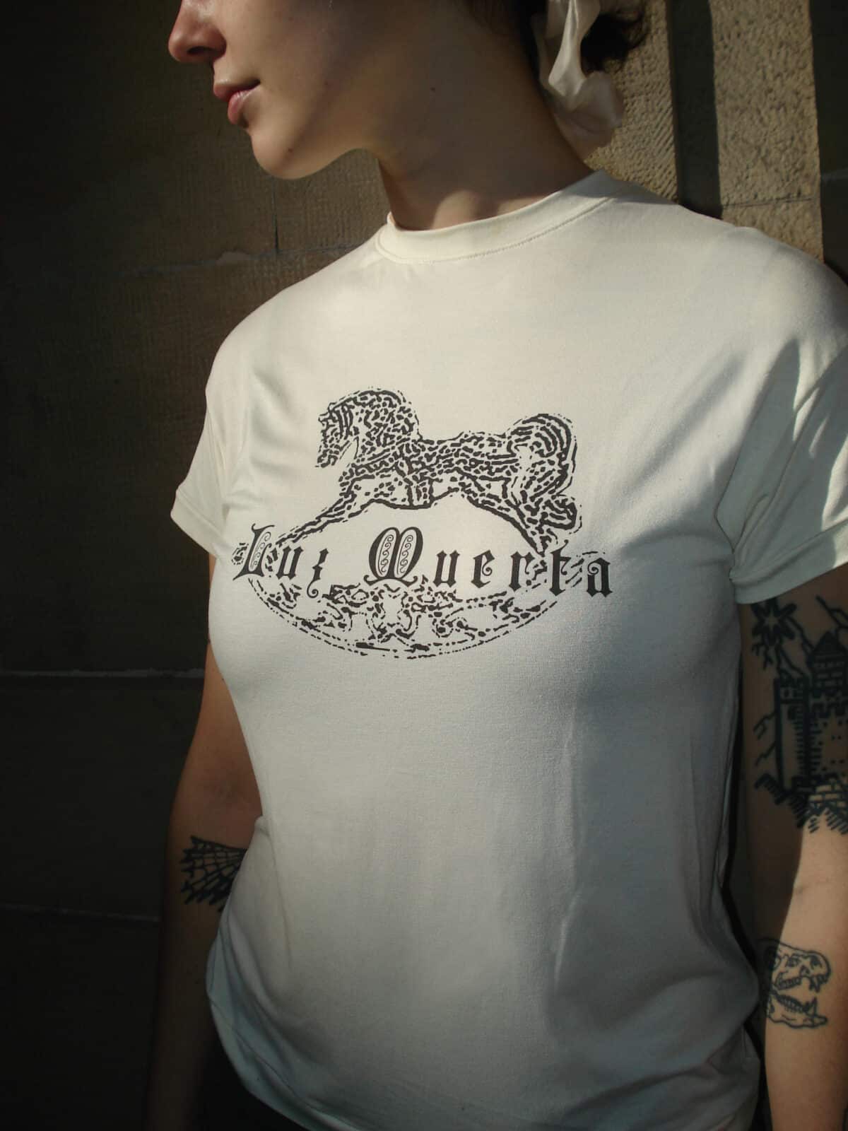 logo t-shirt luz muerta