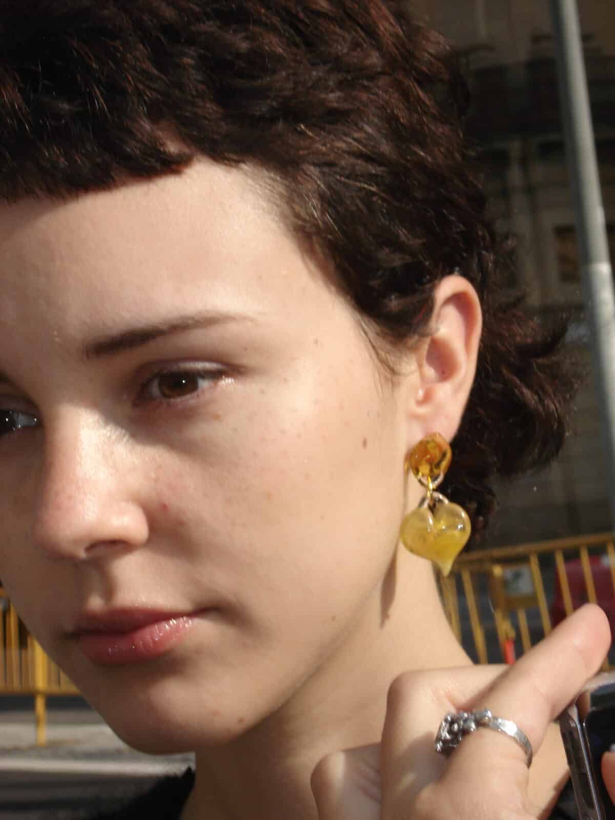 corazon yellow glass earrings levens