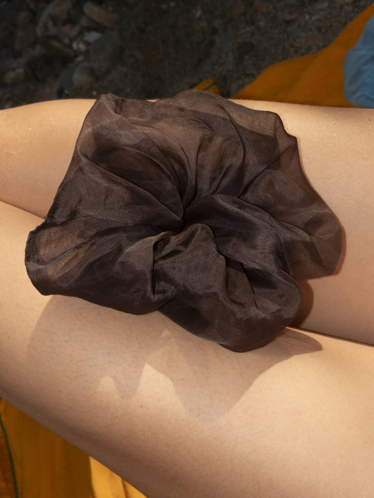 Organza brown scrunchie muy frágil