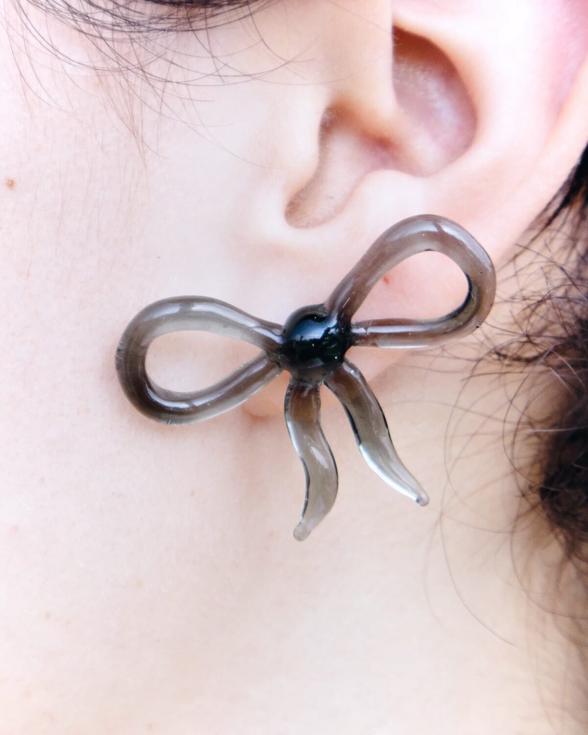 glass bow earrings dark grey levens