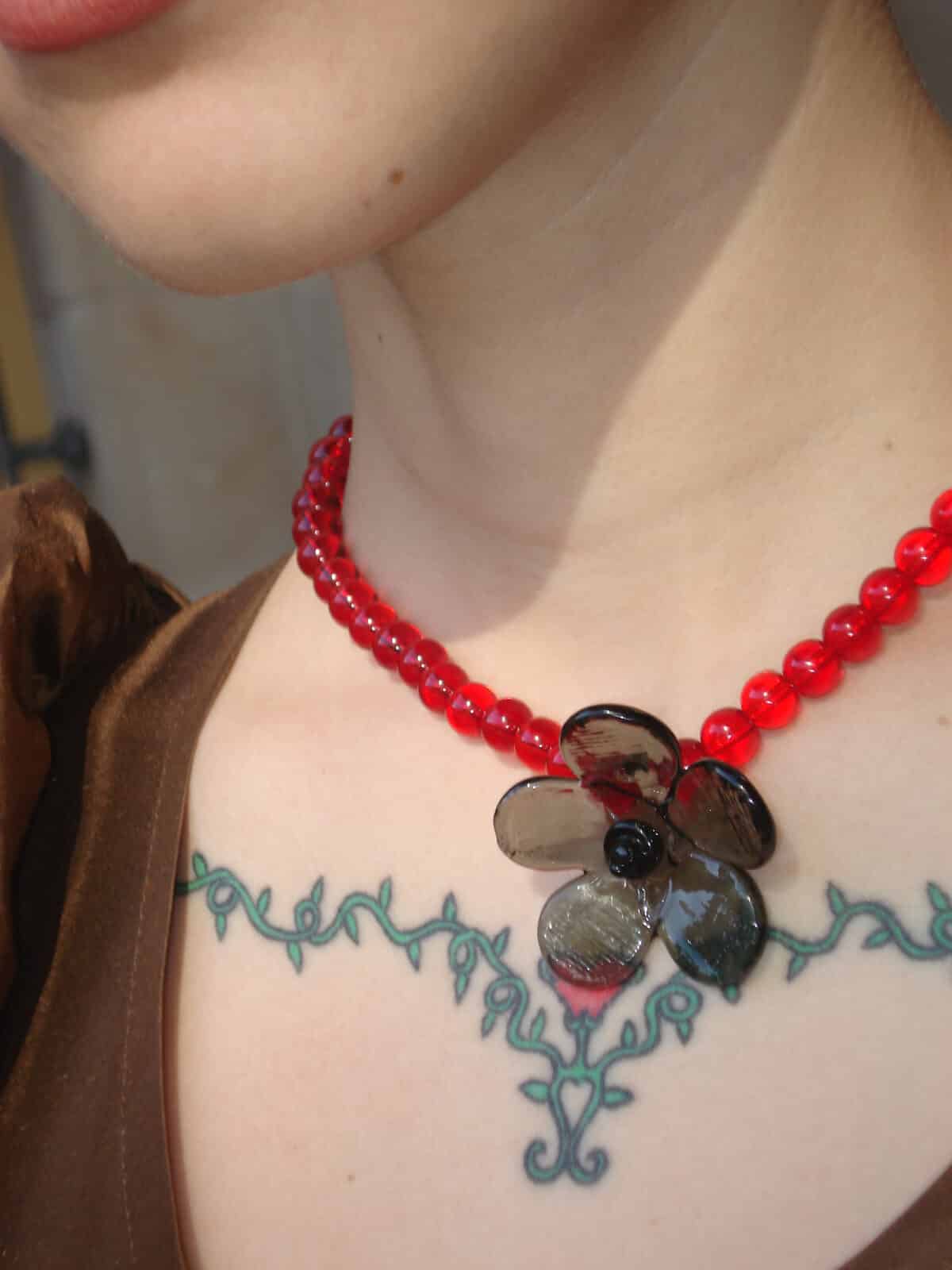 flor necklace glass red black levens