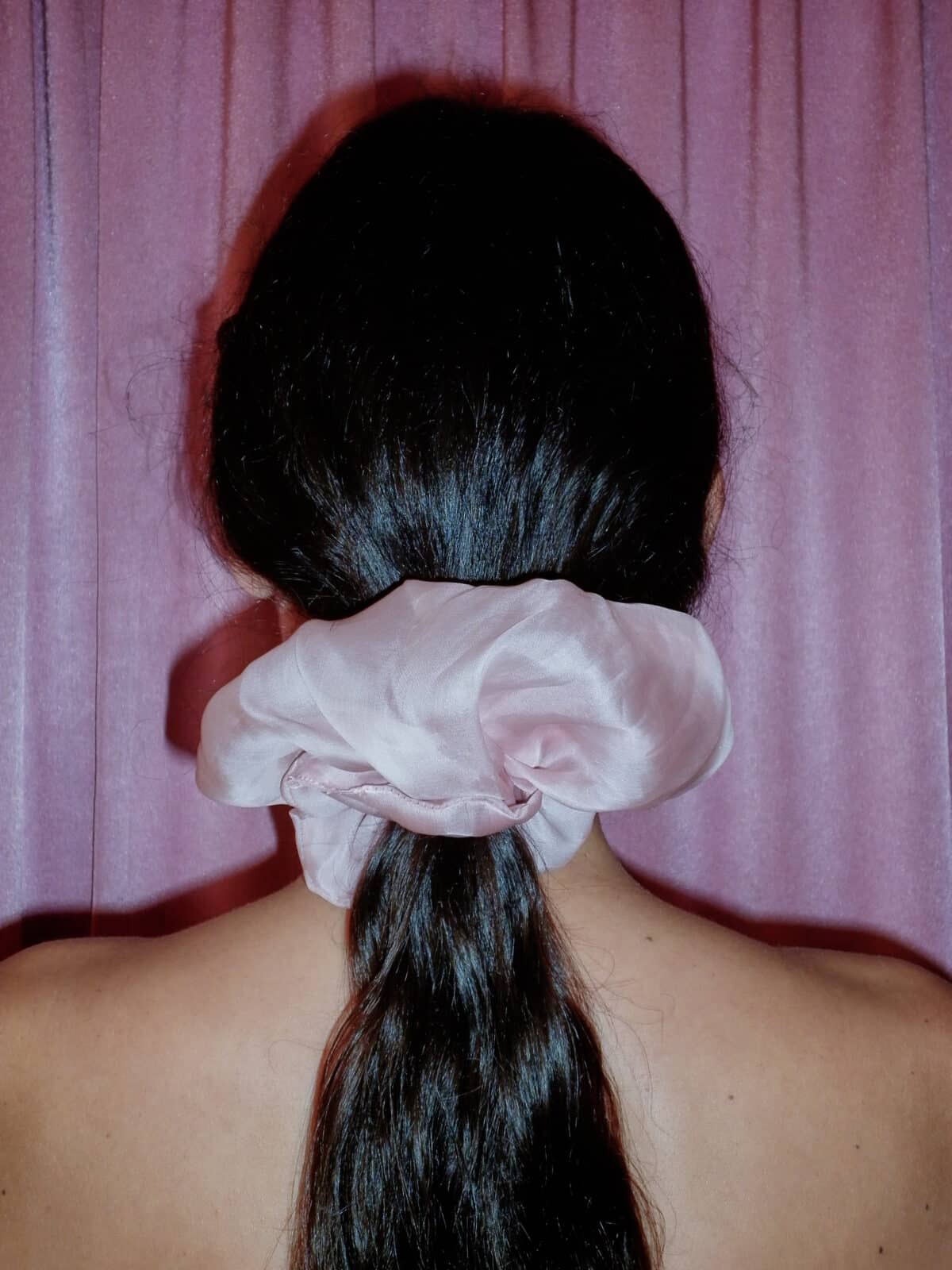 organza light pink scrunchie muy frágil