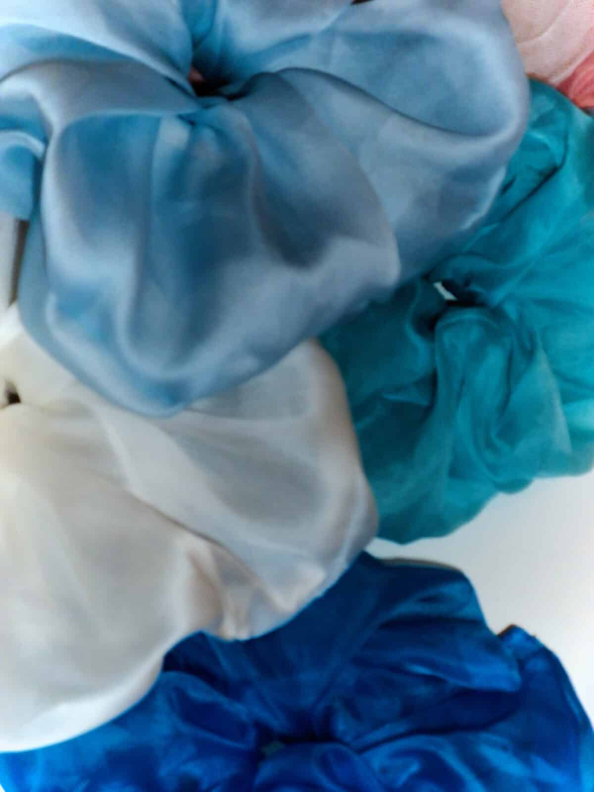 ORGANZA BLUE scrunchie muy frágil