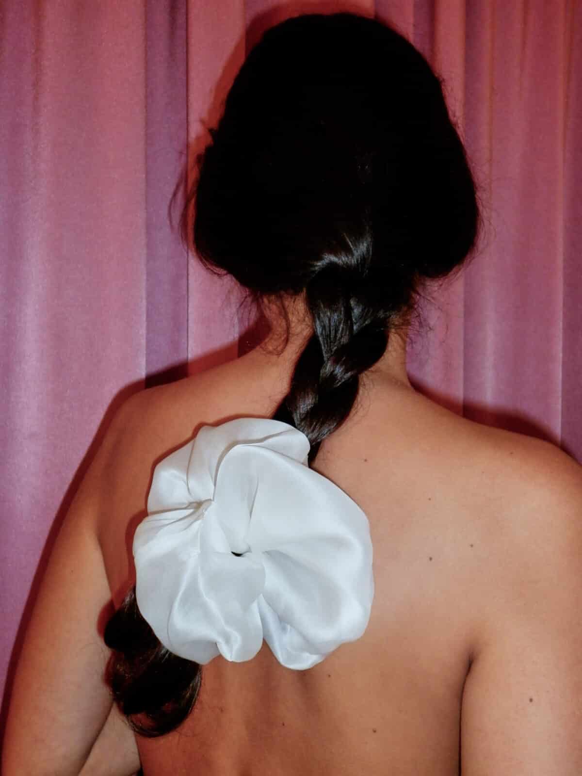 Organza white scrunchie muy frágil