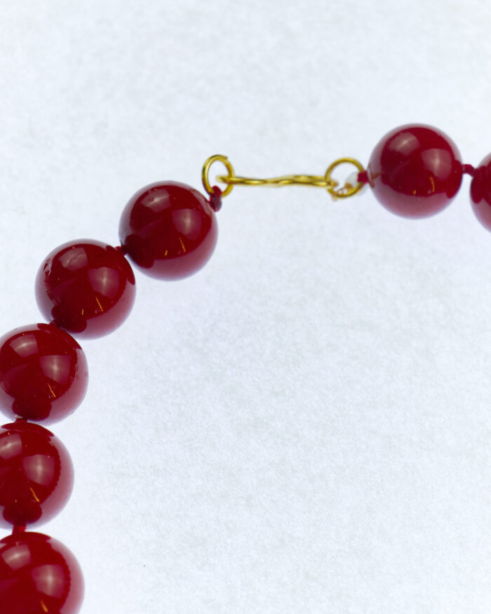 manon red necklace hai muy frágil