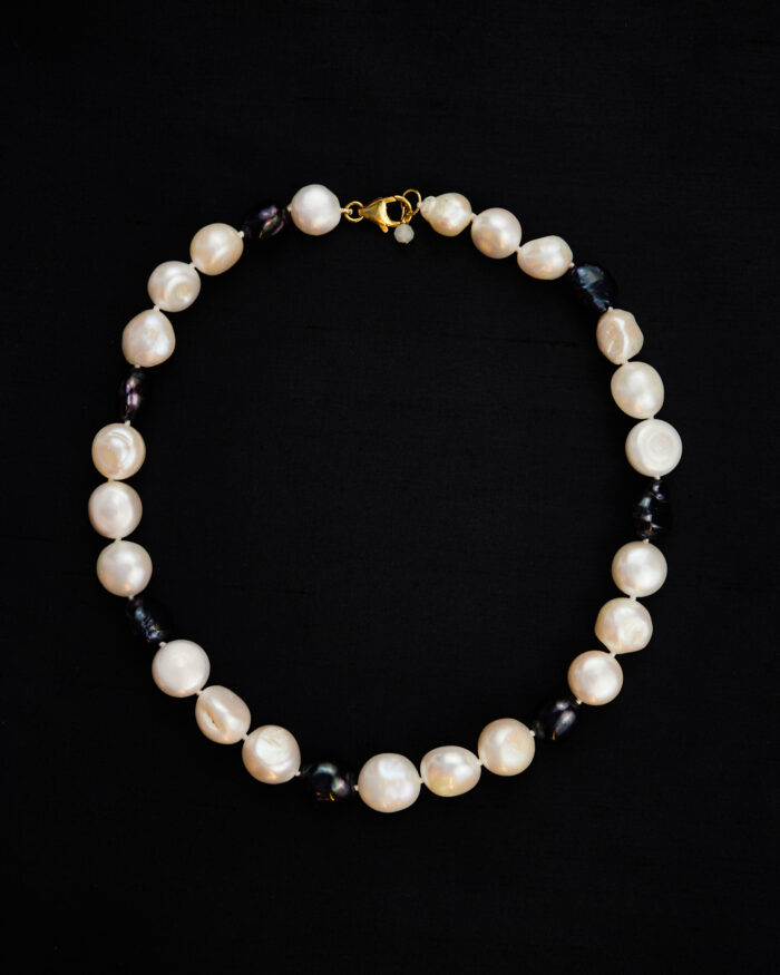 flora pearls necklace hai muy frágil