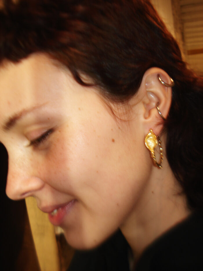 pétalos golden earrings sofía rocha muy frágil