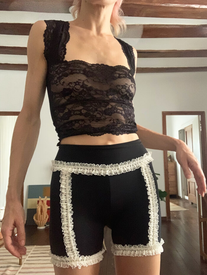 black lace top luz muerta muy frágil