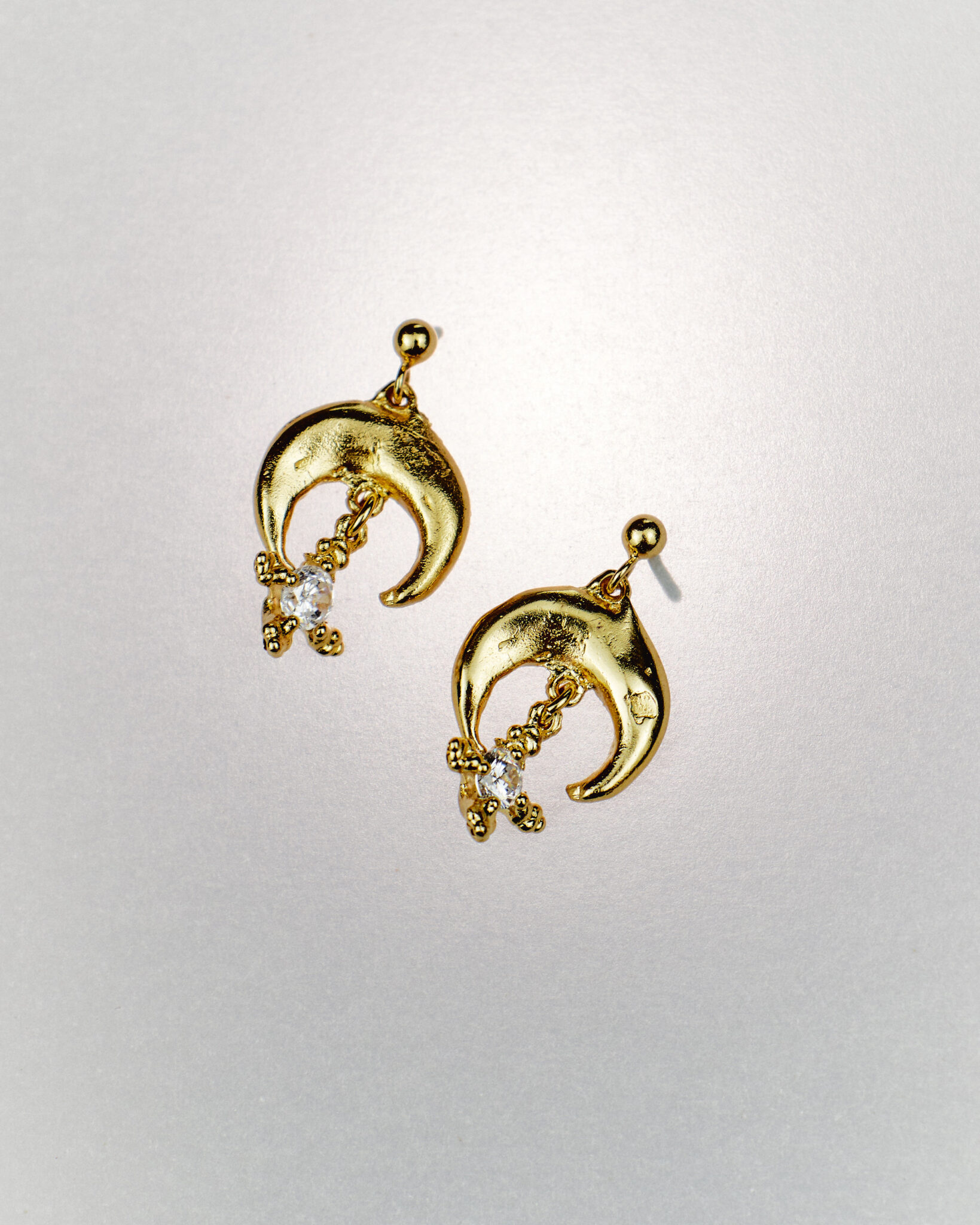 media luna golden earrings white sofía rocha muy frágil