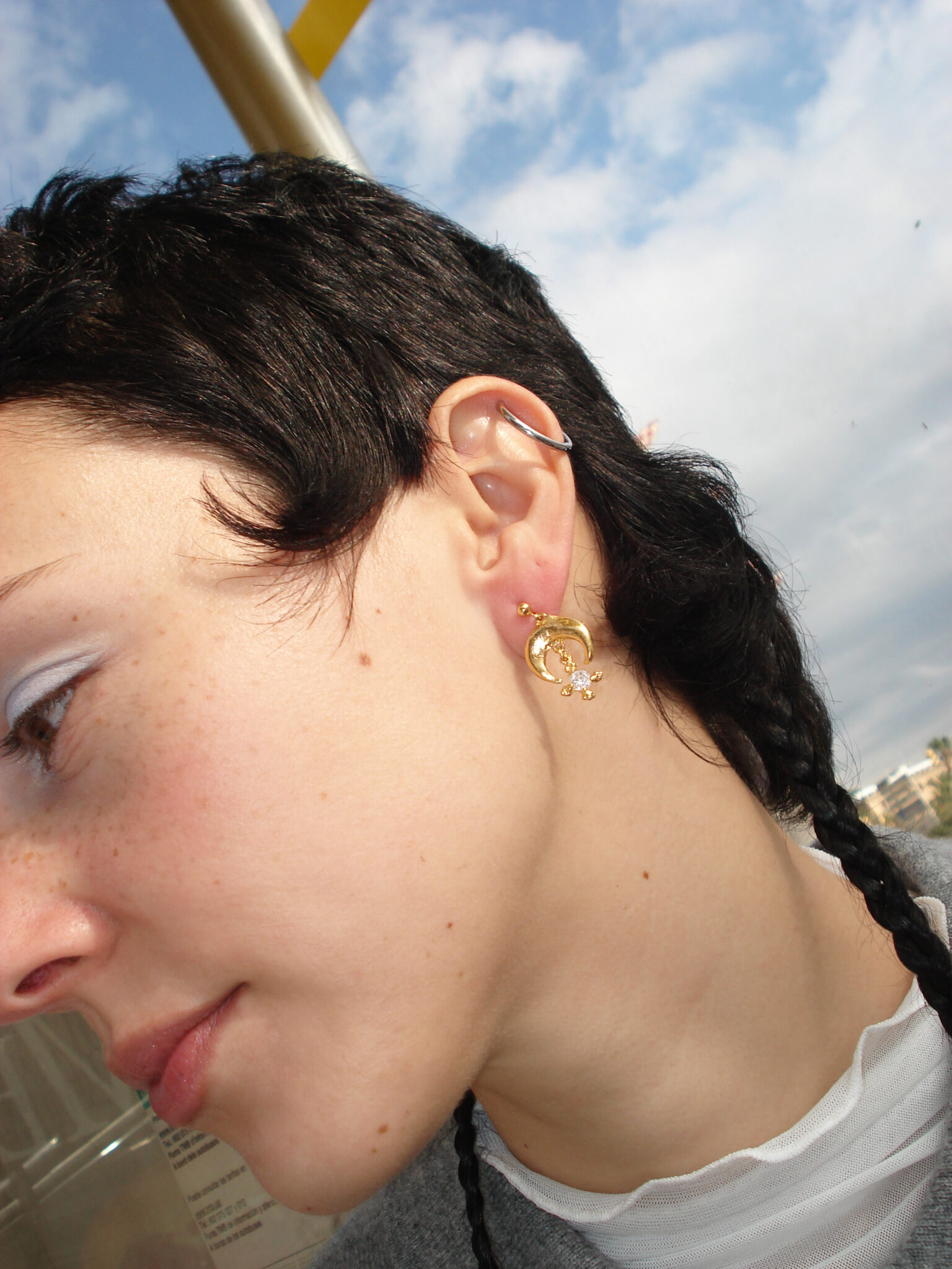 media luna golden earrings white sofía rocha muy frágil