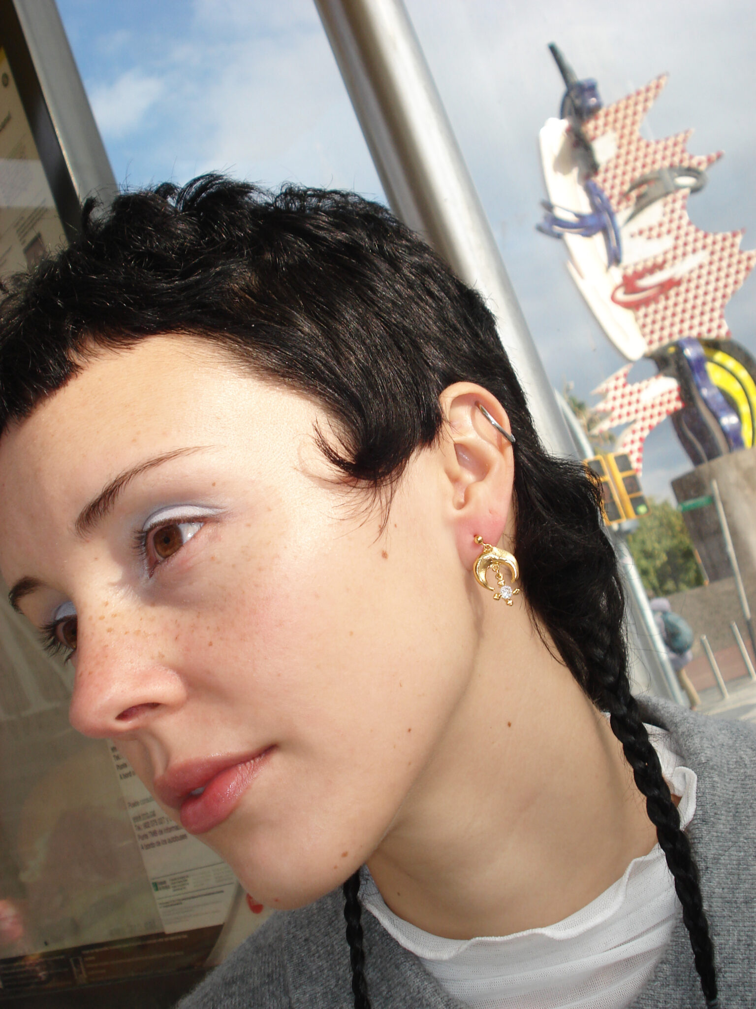 media luna golden earrings white sofía rocha muy frágil