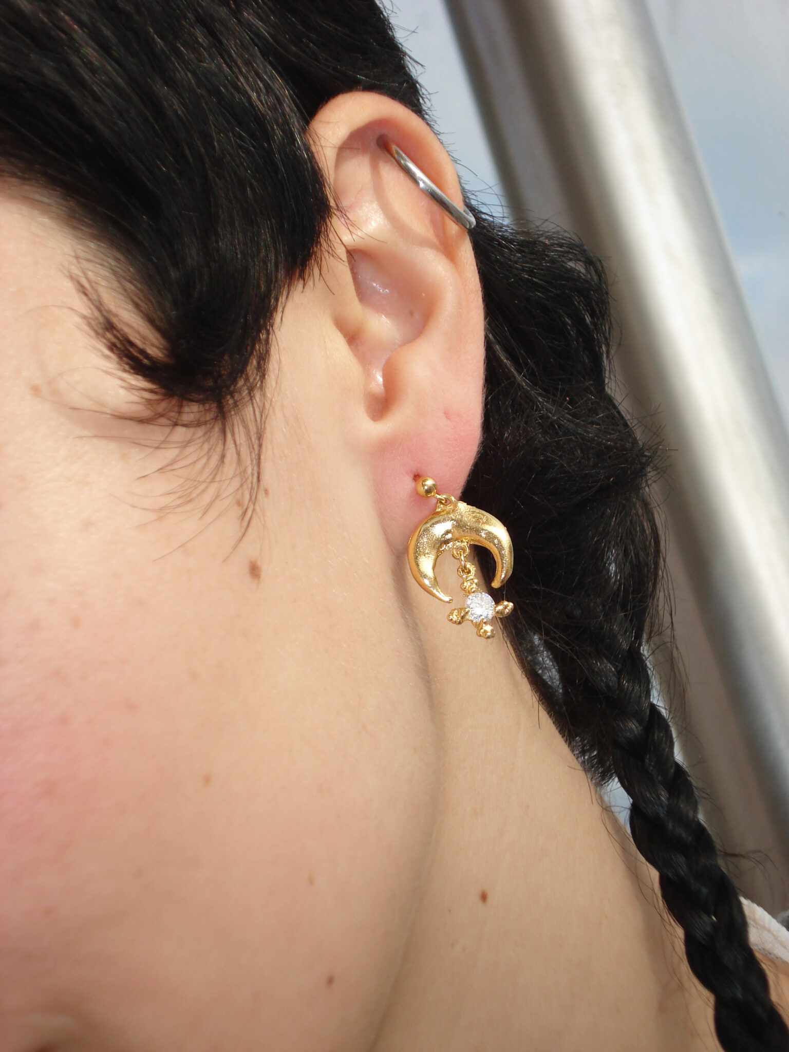media luna golden earrings white sofía rocha muy frágil