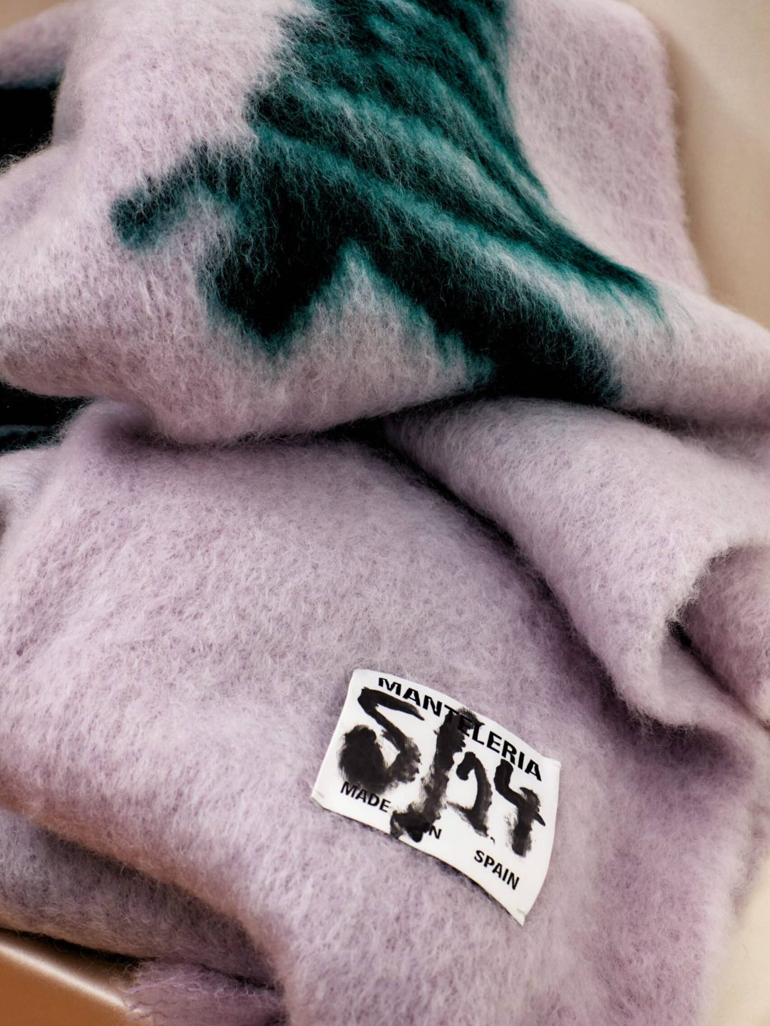 melted logo blanket mauve deep green mantelería