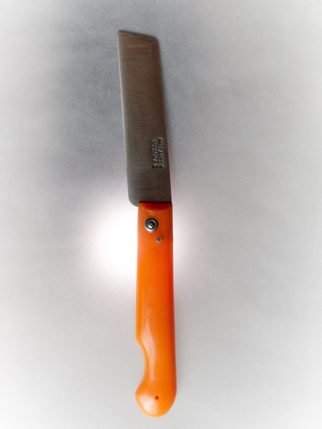 orange pocket knife pallares muy frágil