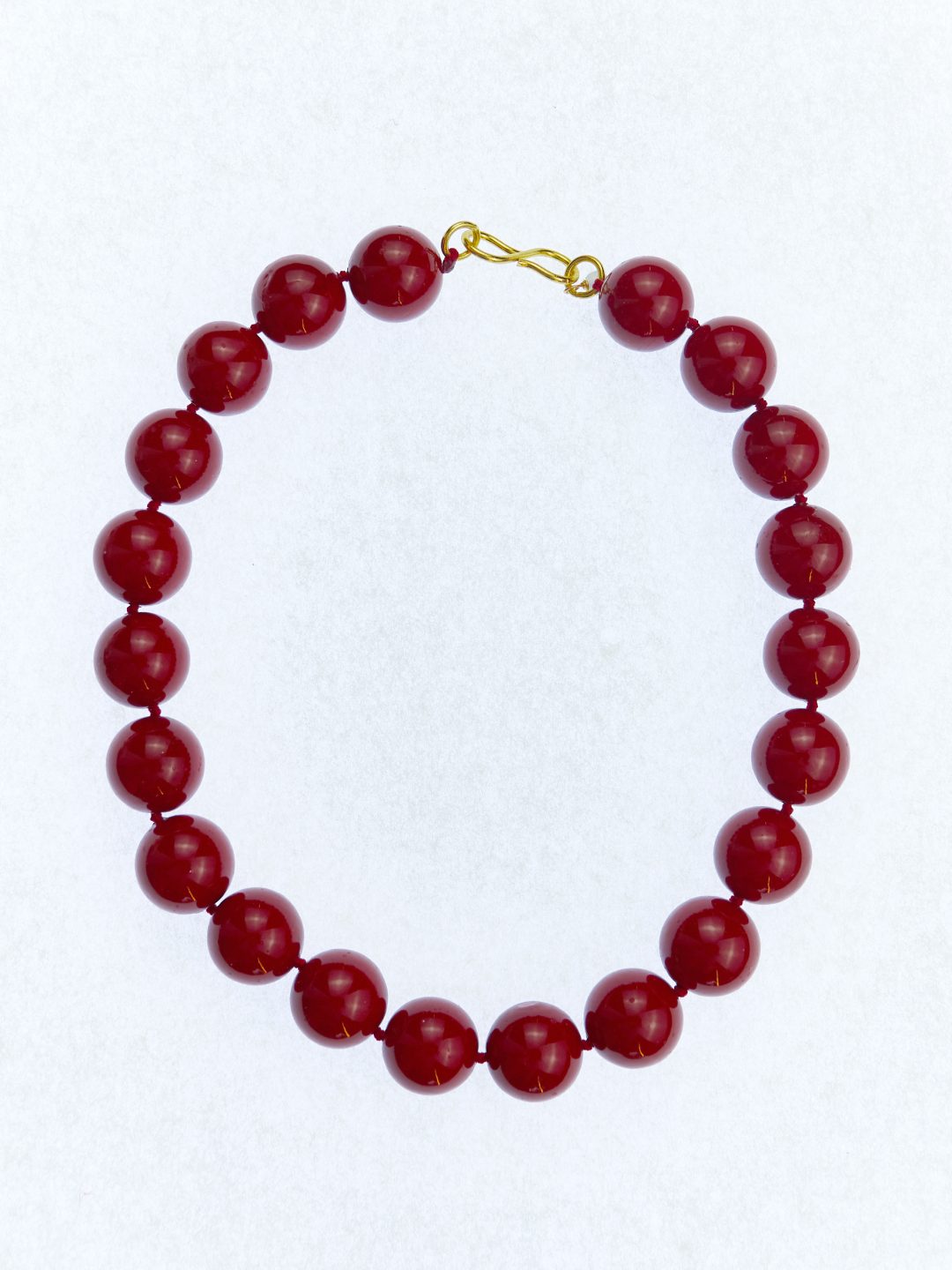 manon red necklace hai muy frágil