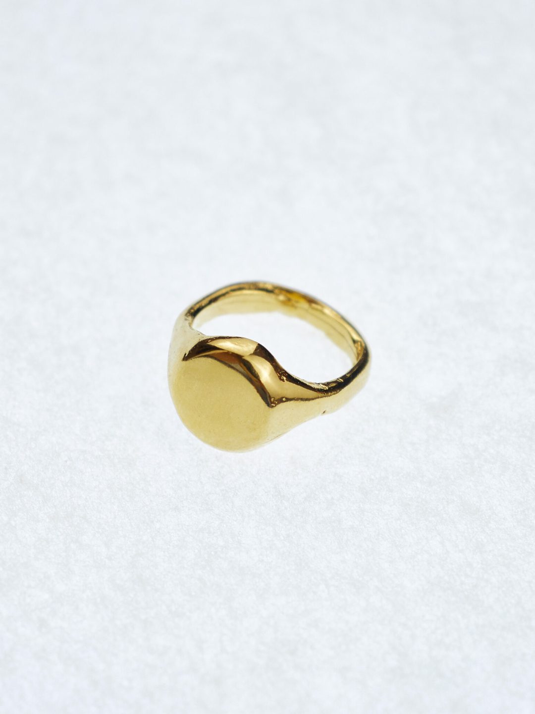 tiny sello golden ring sofía rocha muy frágil