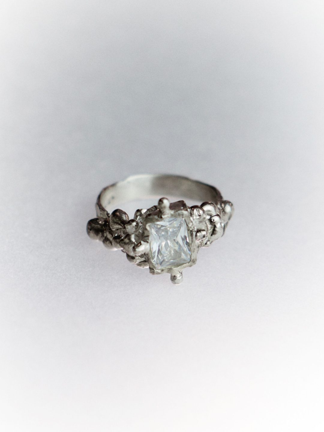 viena ring silver white sofía rocha muy frágil