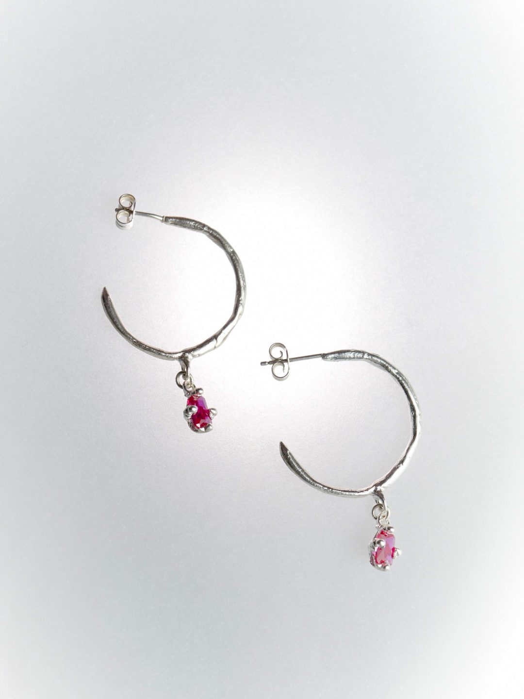 mini durmientes silver fucsia earrings sofía rocha muy frágil