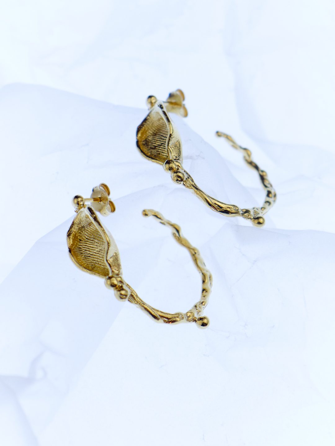 pétalos golden earrings sofía rocha muy frágil