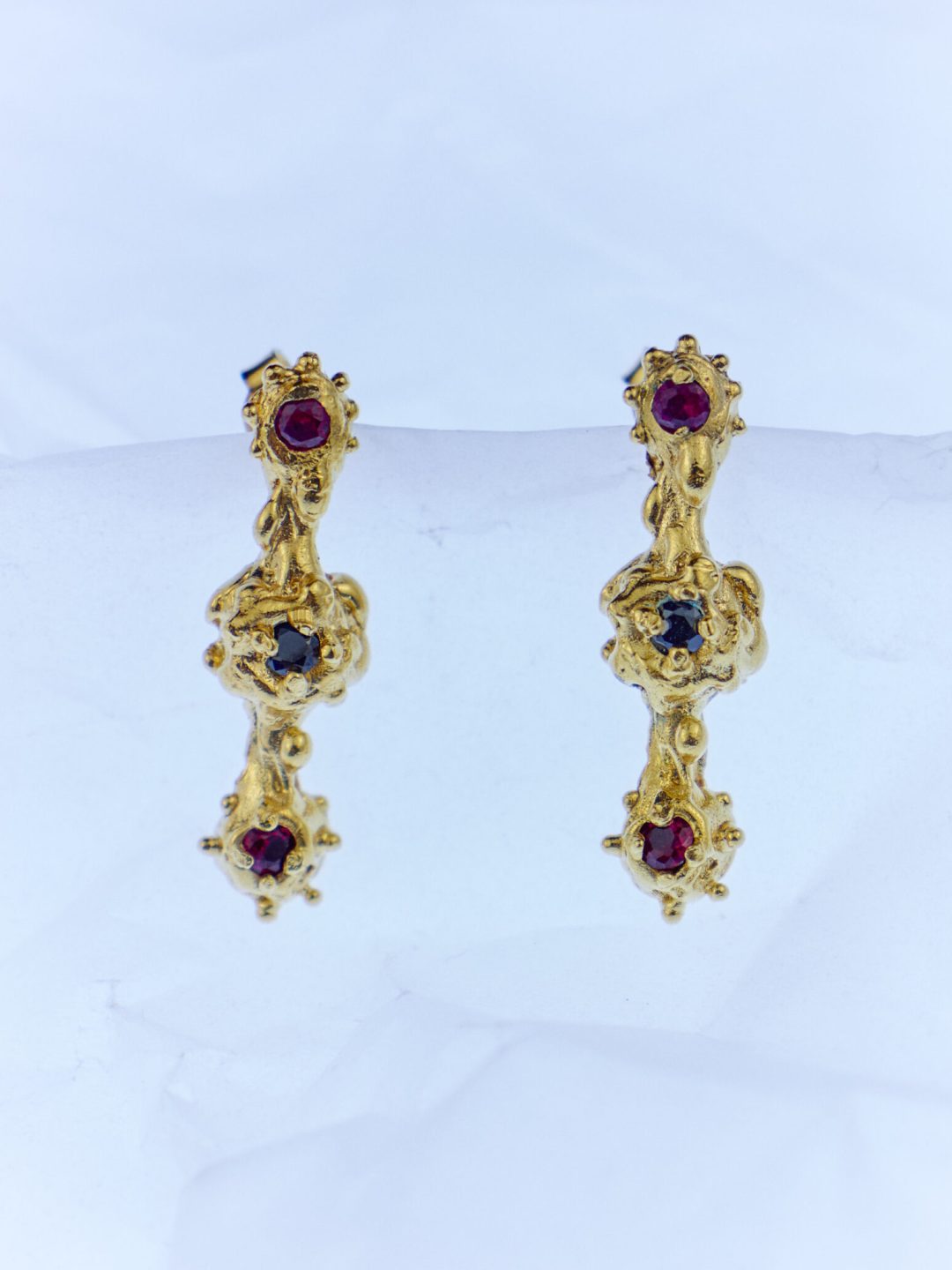 arles earrings golden black & red sofía rocha muy frágil