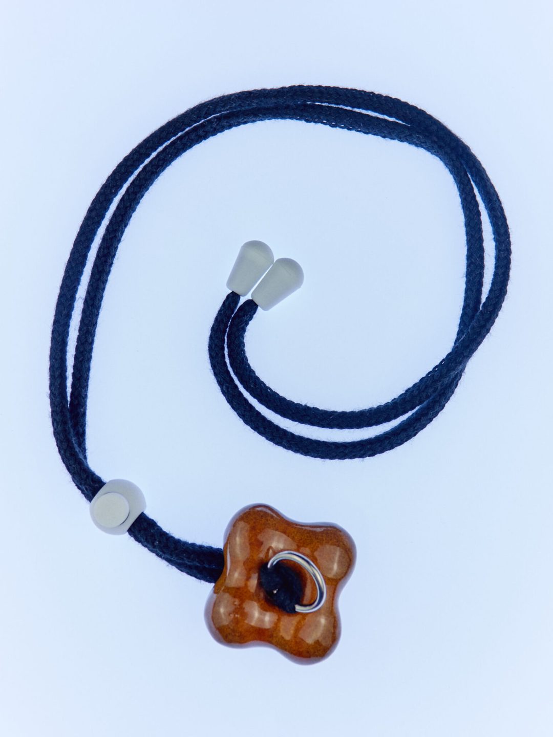 carmín amuleto h05 muy frágil