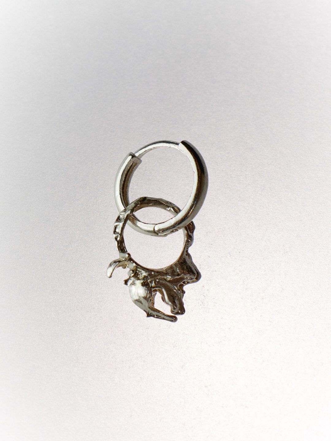 canino silver earring gohara muy frágil