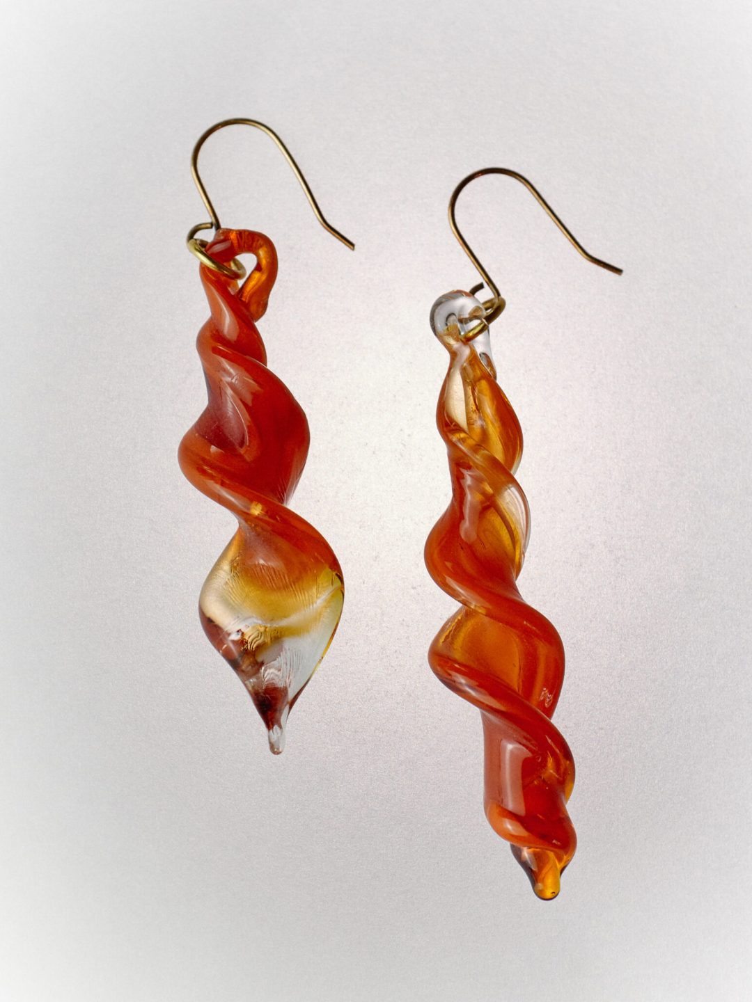serpentine hook glass earring orange levens muy frágil
