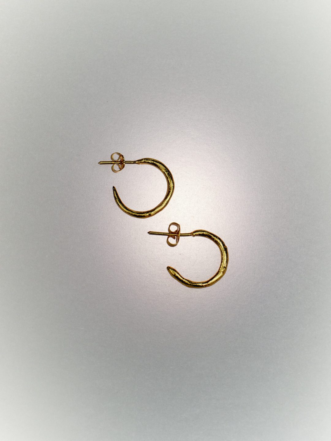 essential golden hoops sofía rocha muy frágil