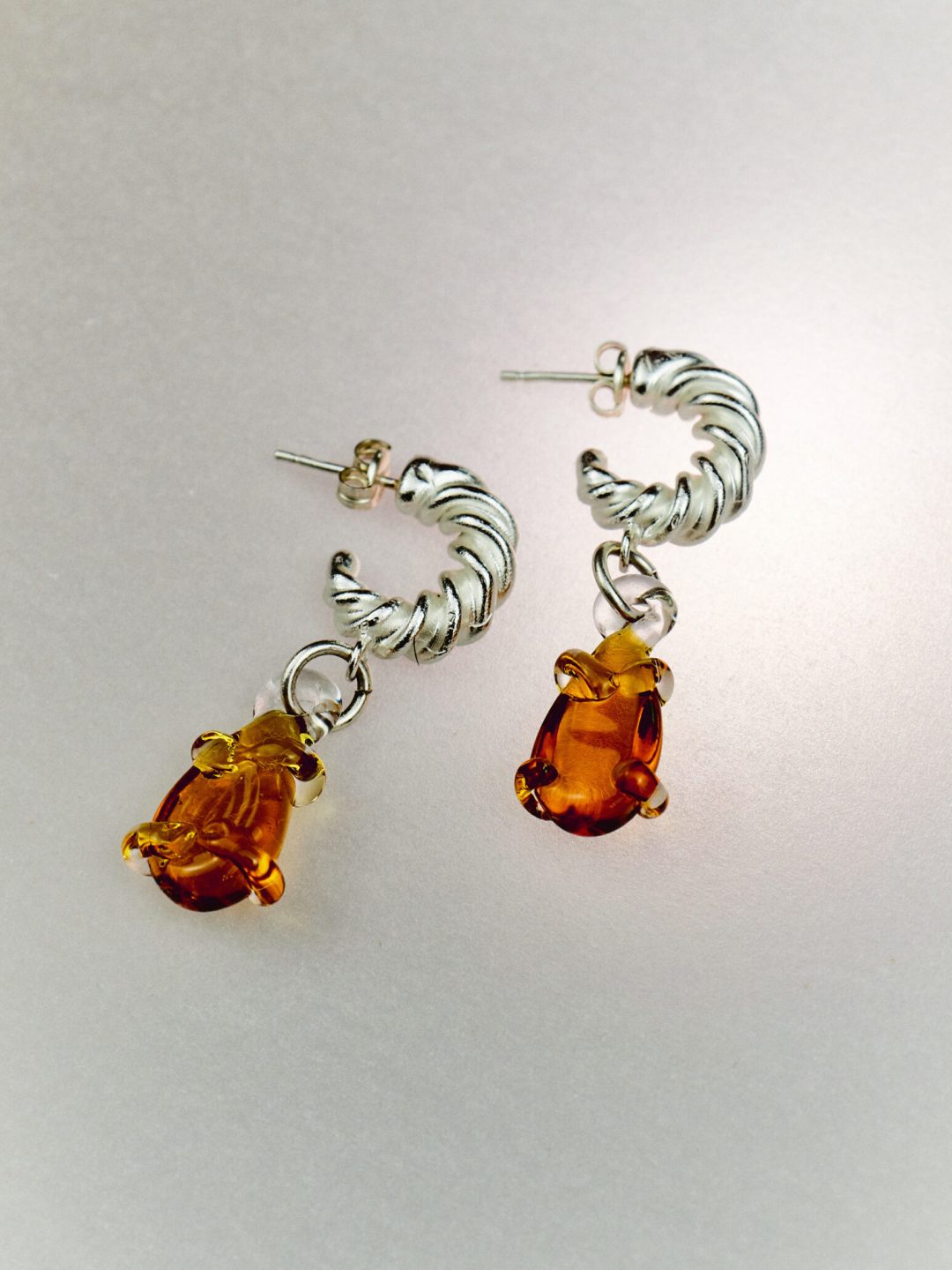 silver mini hoops ambar glass levens muy frágil