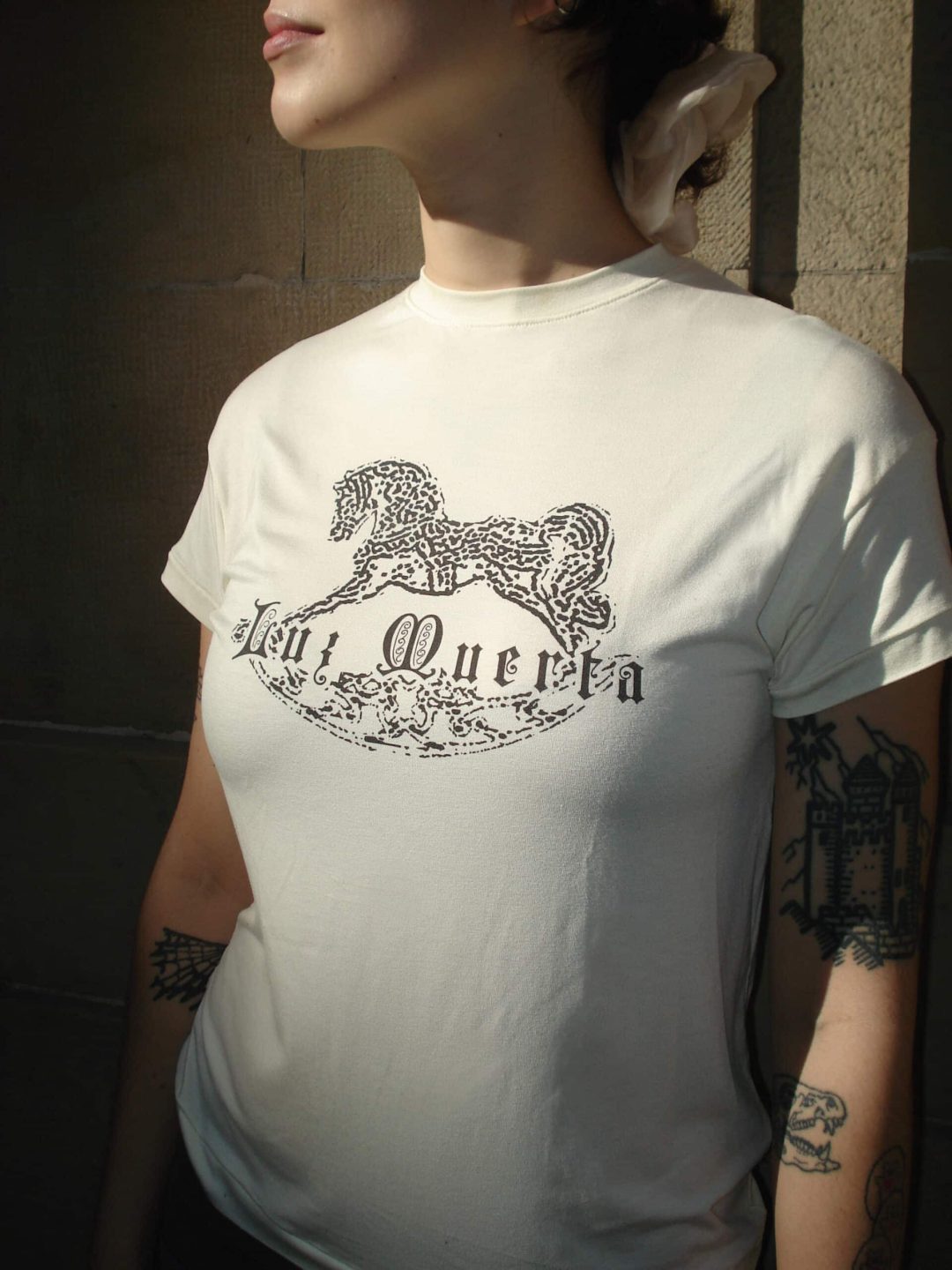 logo t-shirt luz muerta