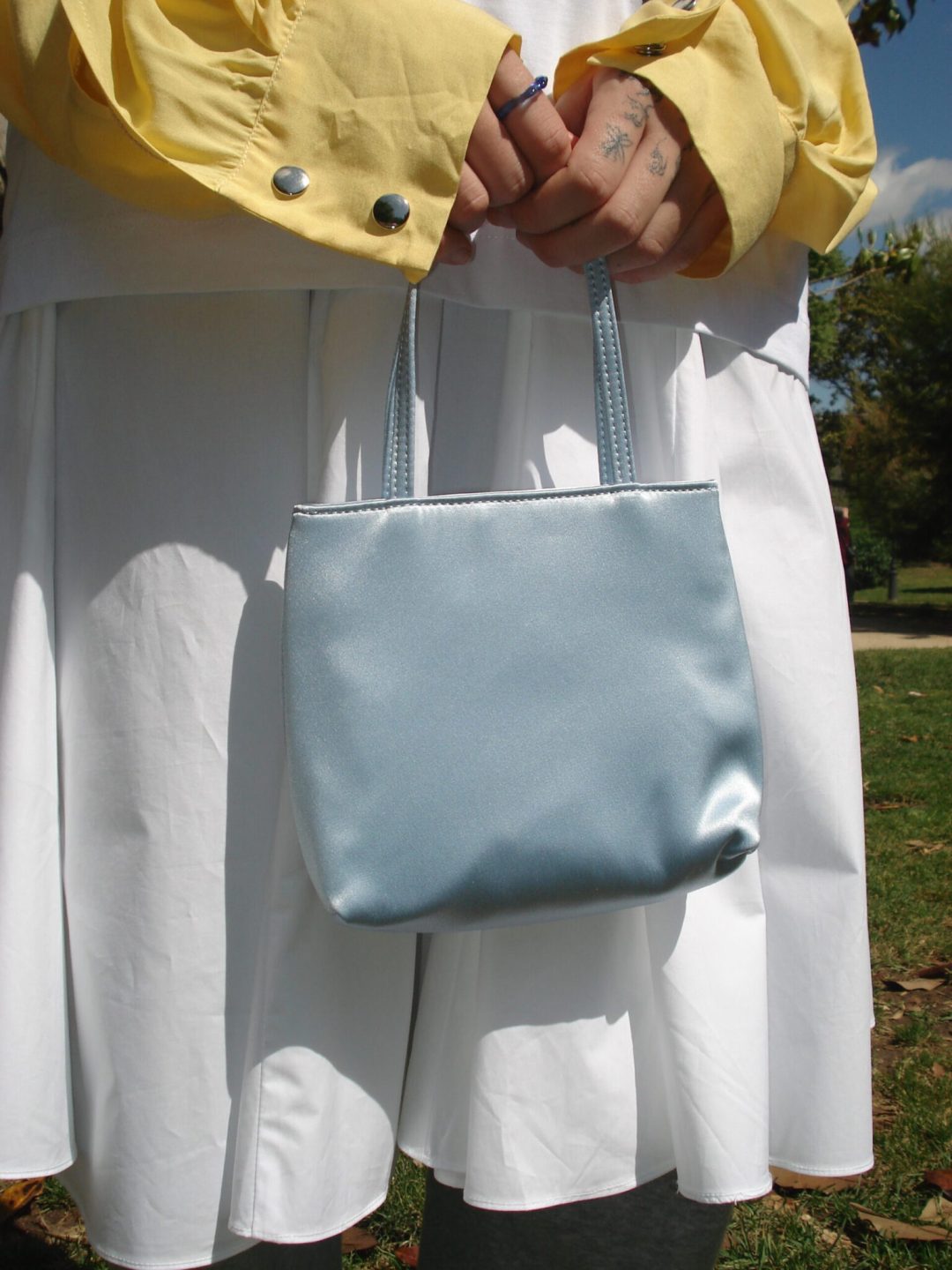 little silk bag light blue hai muy frágil