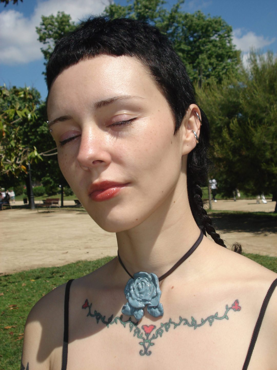 rosa pendant choker blue levens muy frágil