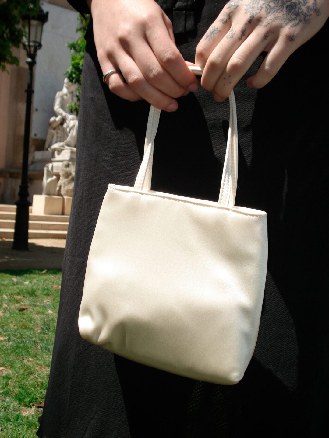 little silk bag ivory hai muy frágil