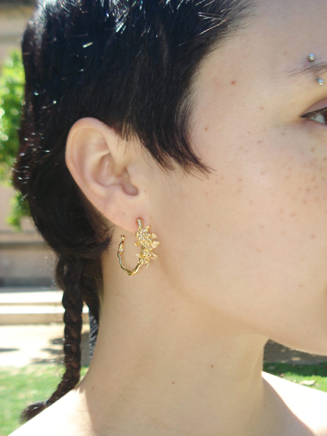 flora golden earrings sofía rocha muy frágil