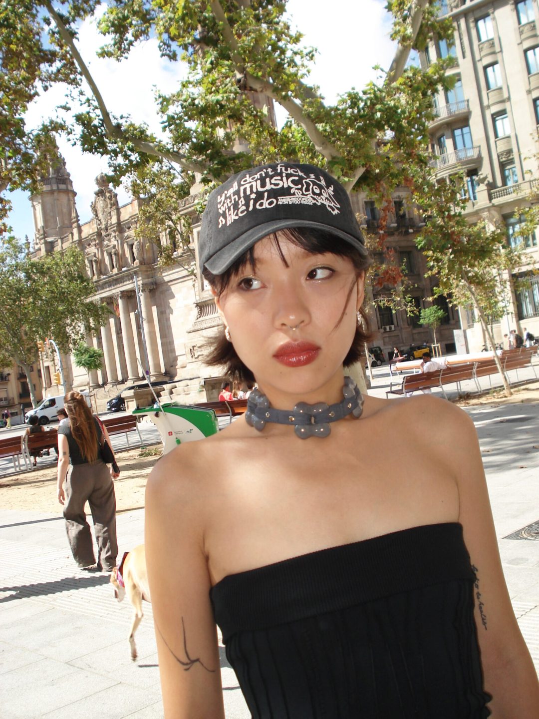 music cap amês dept muy frágil