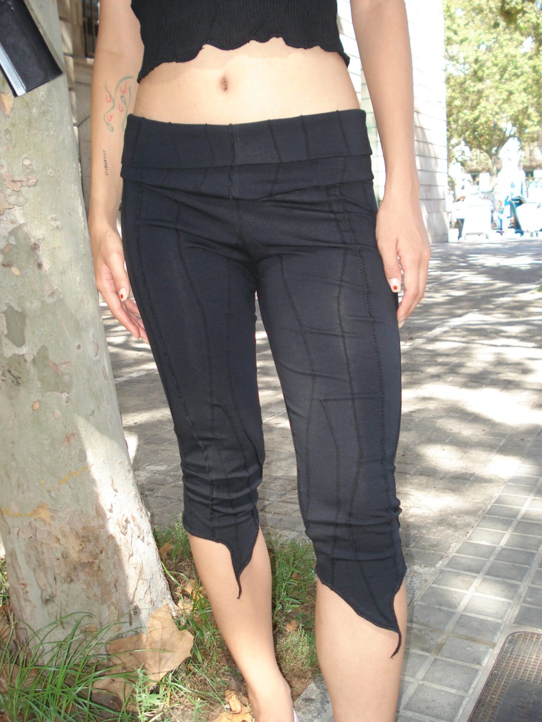 black suture capri pants mariola homoncik muy frágil
