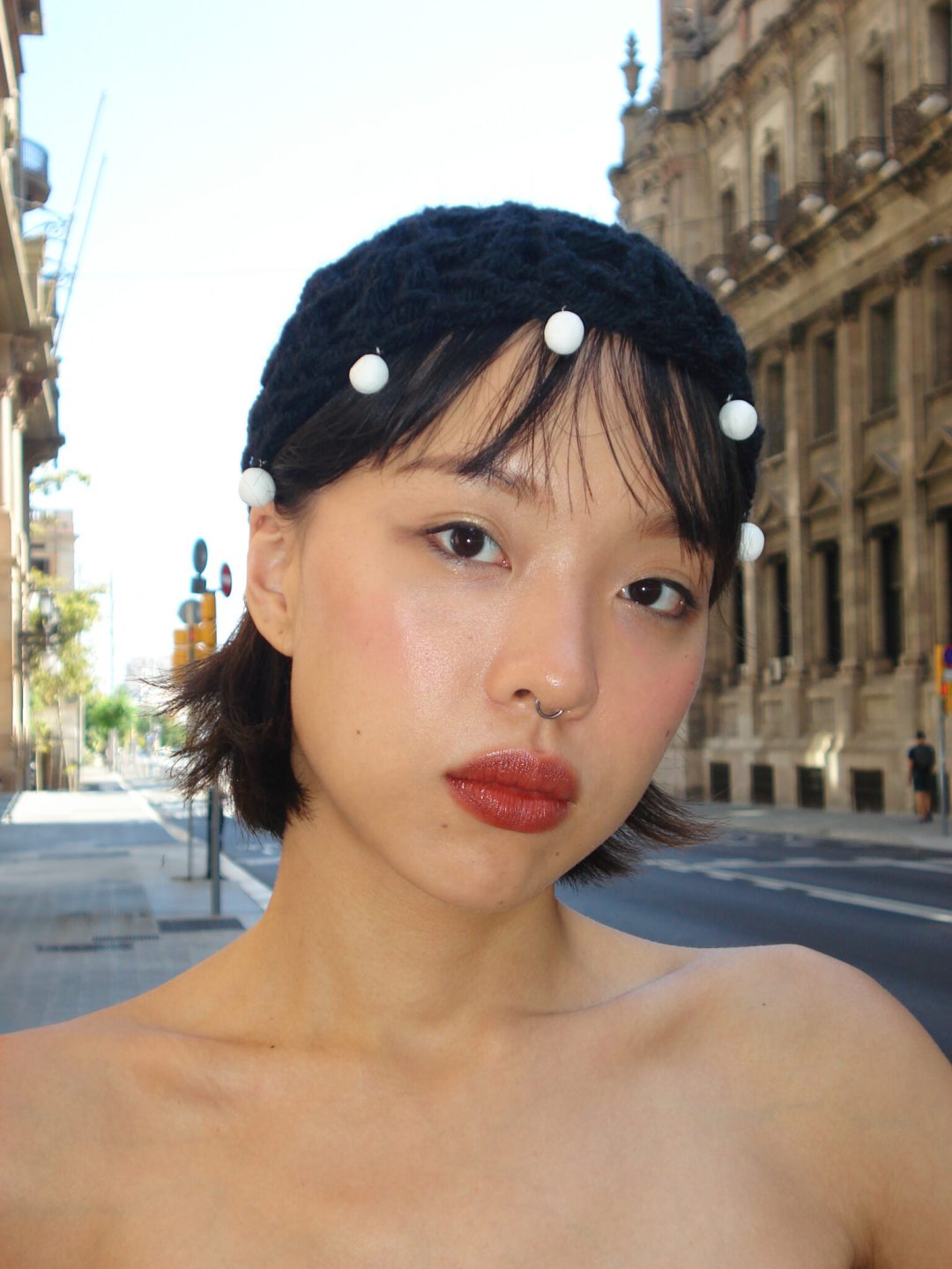 black knitted hat beznal muy frágil