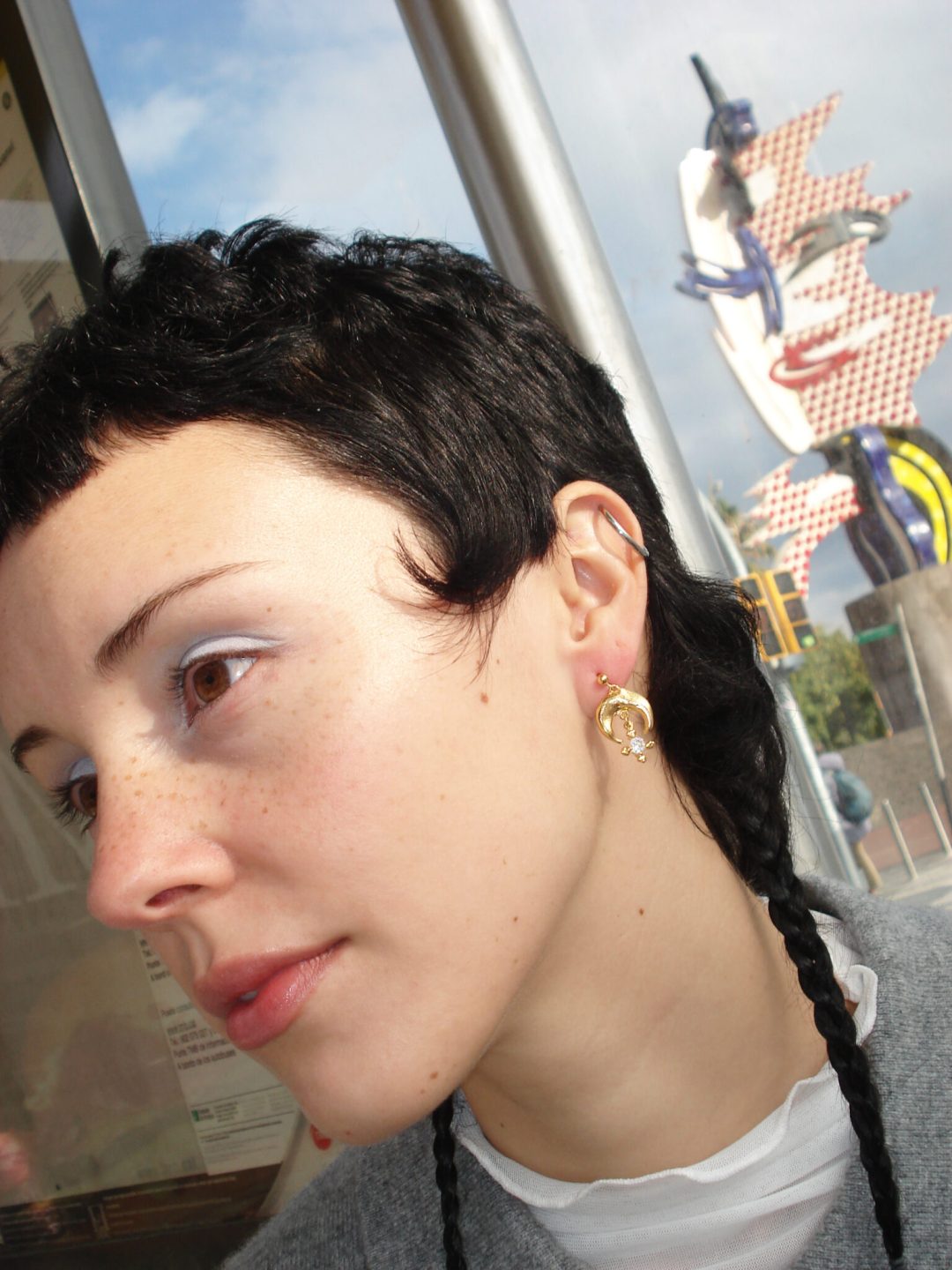 media luna golden earrings white sofía rocha muy frágil