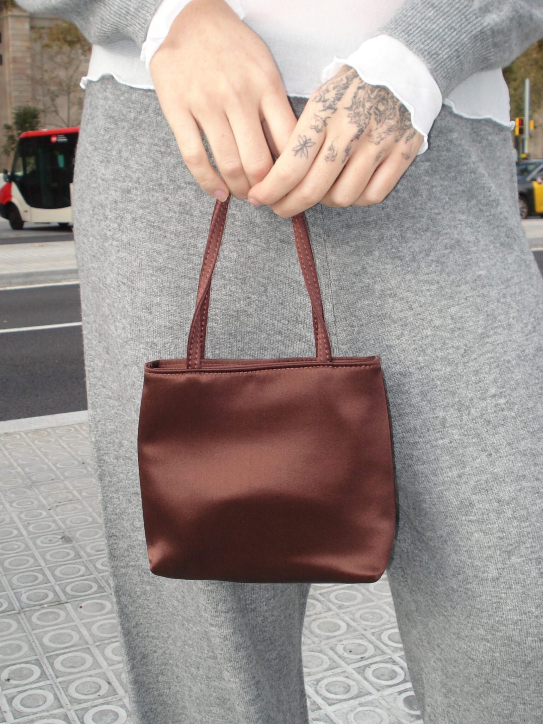 little silk bag brown hai muy frágil