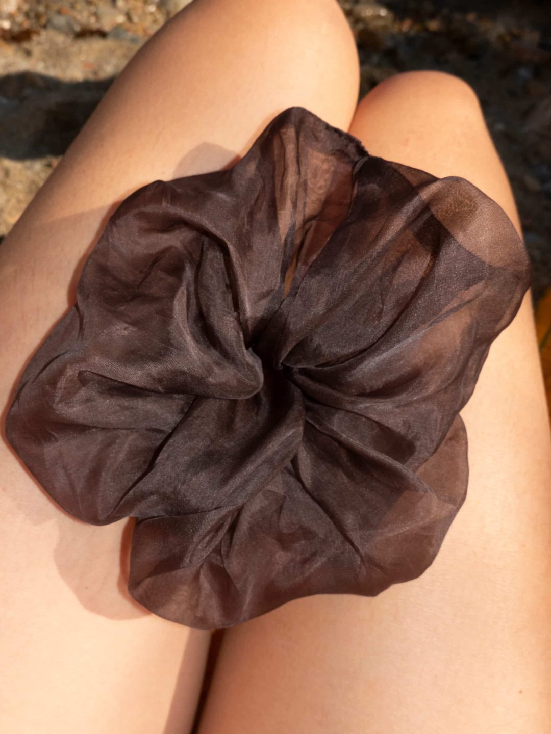 Organza brown scrunchie muy frágil