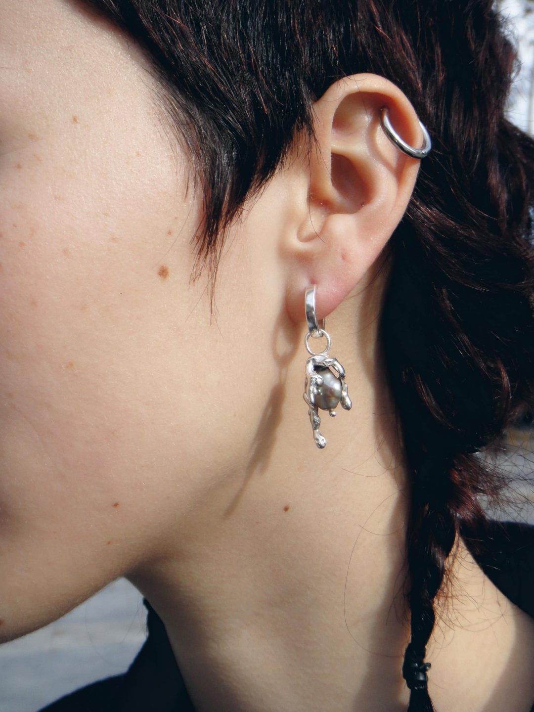 dark pearl silver earcuff earring gohara