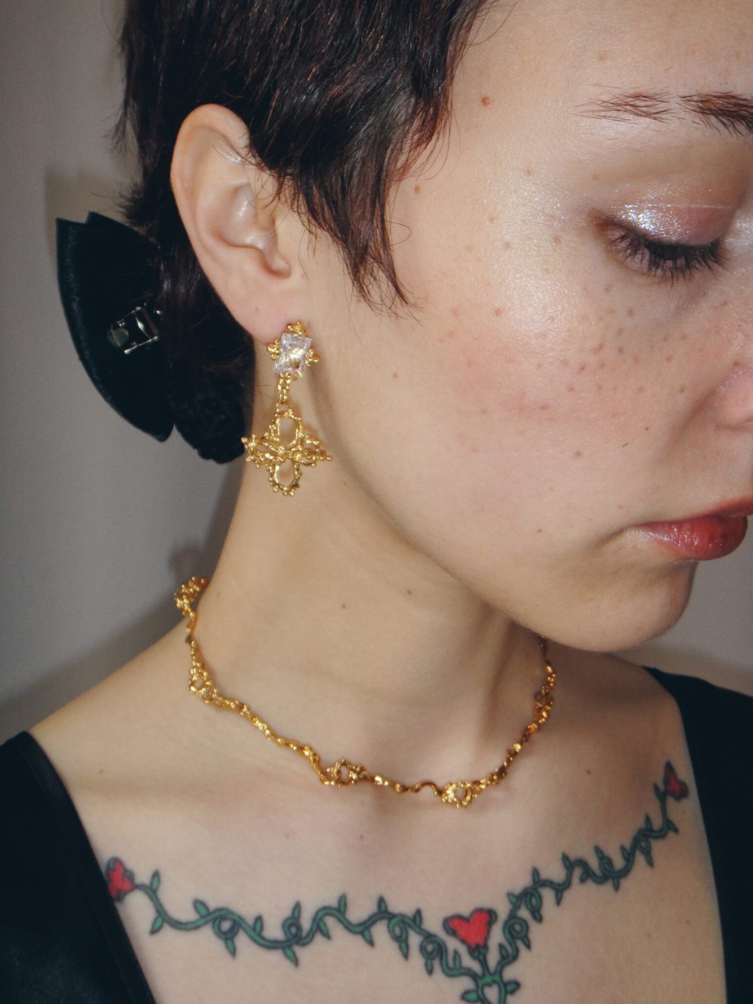 balance golden white earrings sofía rocha muy frágil