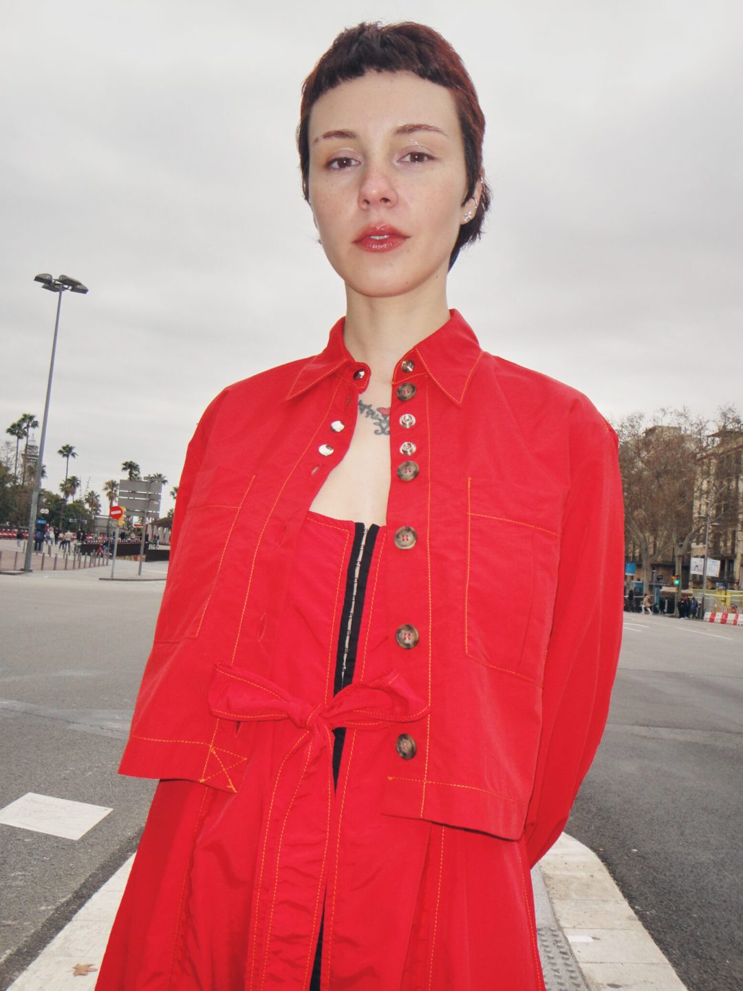 luis red shirt h05 muy frágil