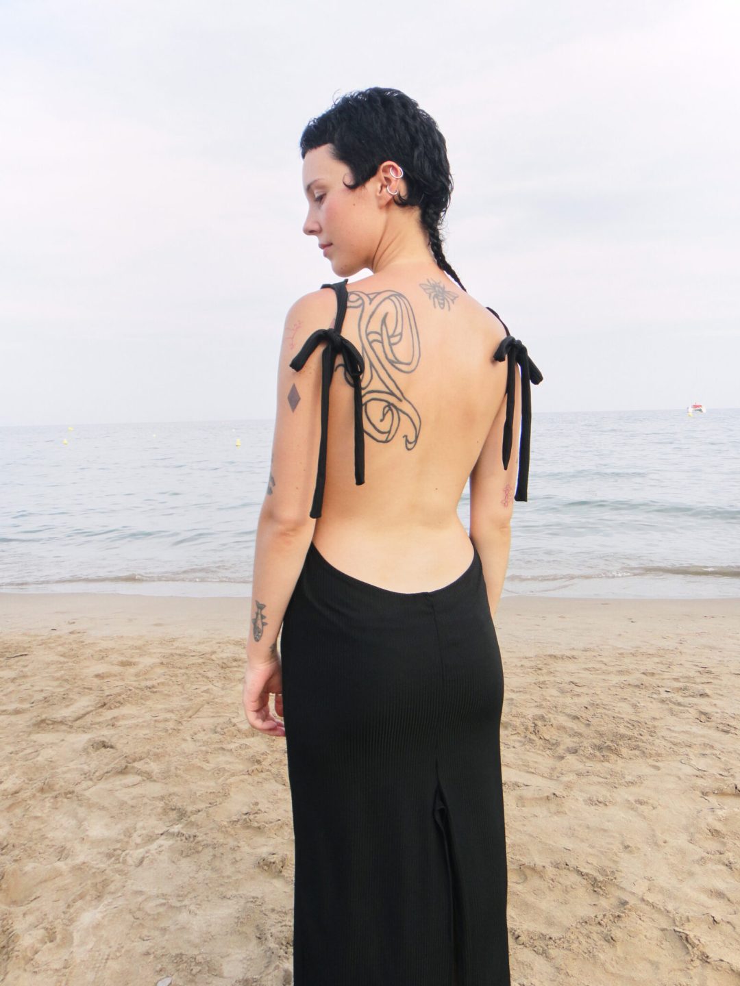 backless black dress luz muerta muy frágil