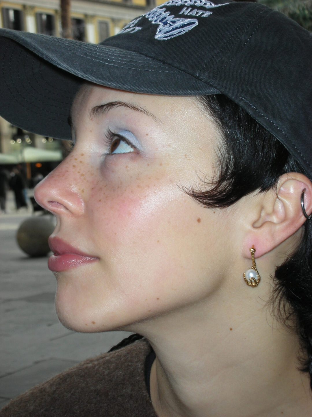 chandelier golden earrings sofía rocha muy frágil